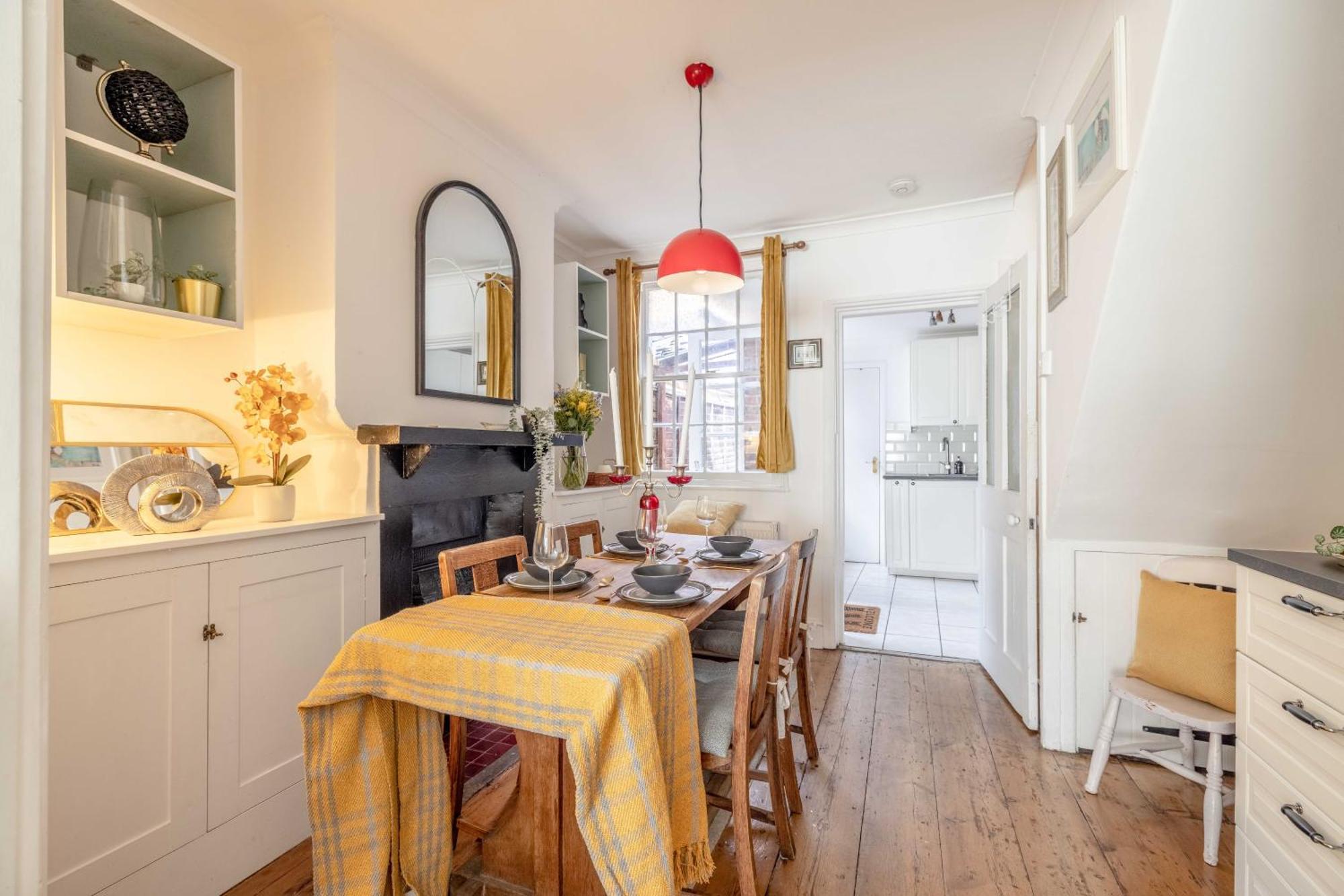Villa Royal Castle With Alfresco Dining And Parking Sl4 2 Bed 1 Bath Characterful
