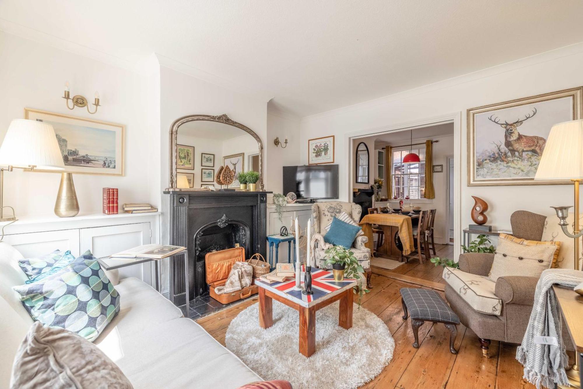 Royal Castle With Alfresco Dining And Parking Sl4 2 Bed 1 Bath Characterful *