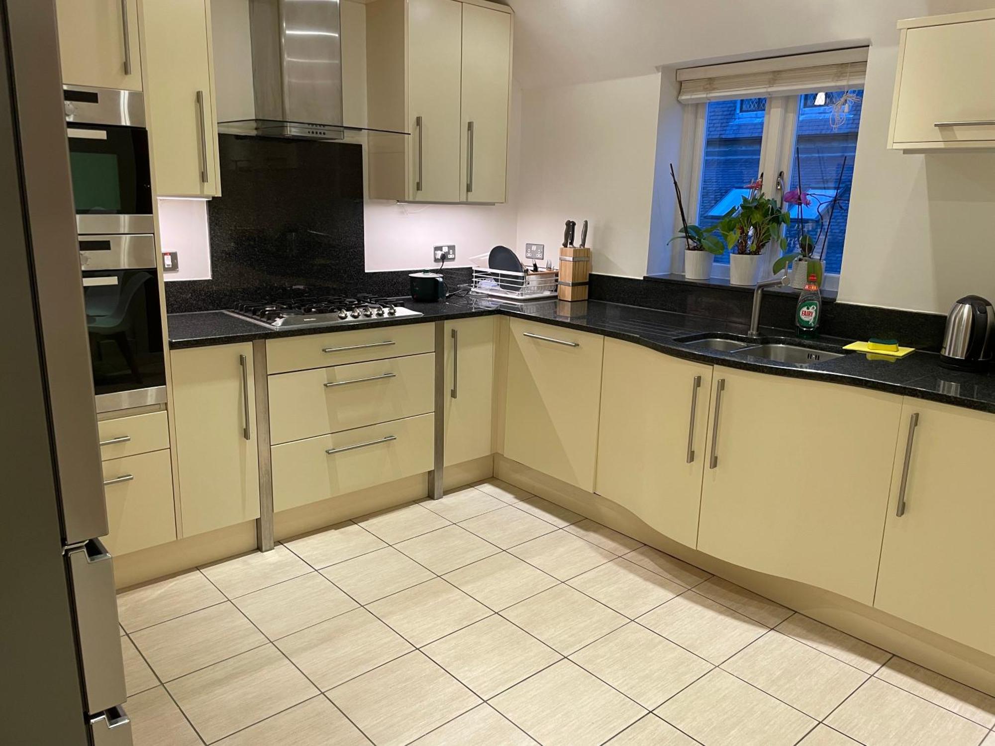 Floor En-suite Double Bedrooms With Great View Of Castle & Free Parking * Windsor
