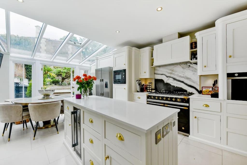 Chic 3-bed Townhouse,2 Mins To Windsor's Long Walk Windsor