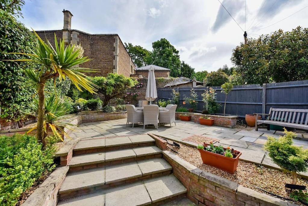 Chic 3-bed Townhouse,2 Mins To Windsor's Long Walk