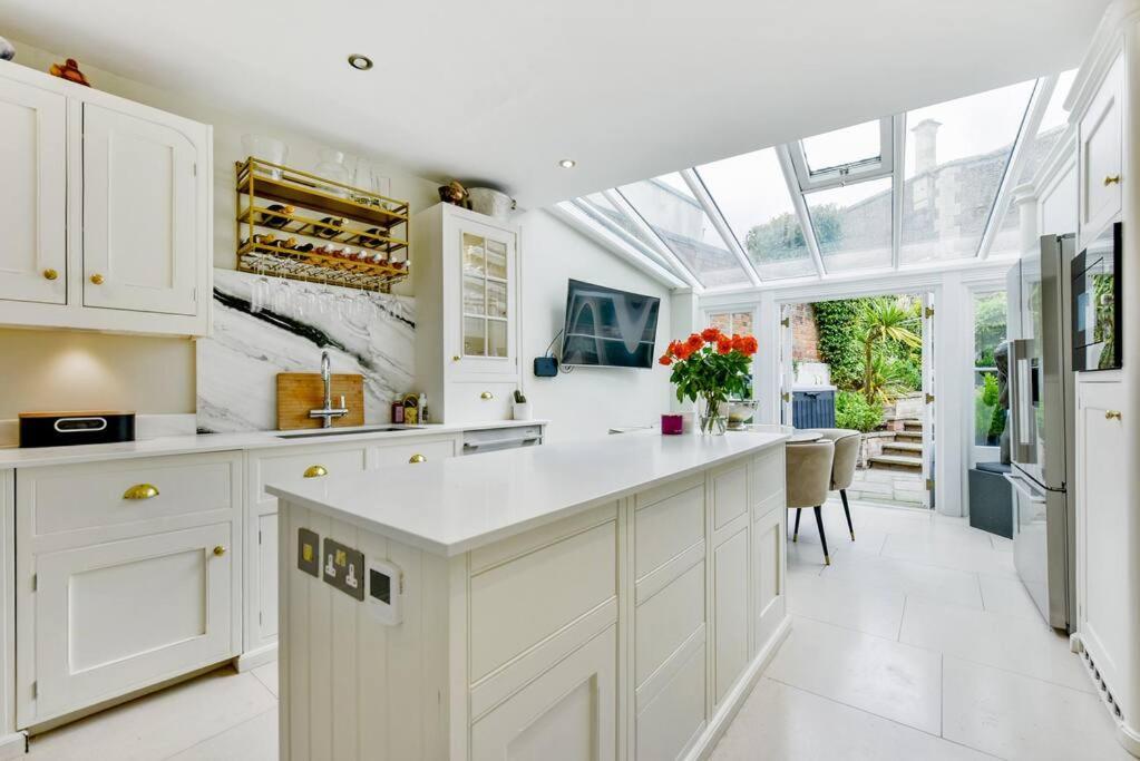 Chic 3-bed Townhouse,2 Mins To Windsor's Long Walk Holiday home