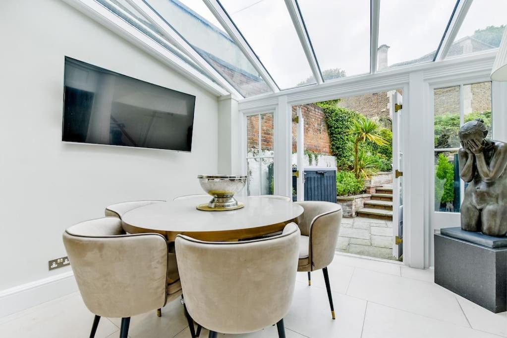 Chic 3-bed Townhouse,2 Mins To Windsor's Long Walk Windsor