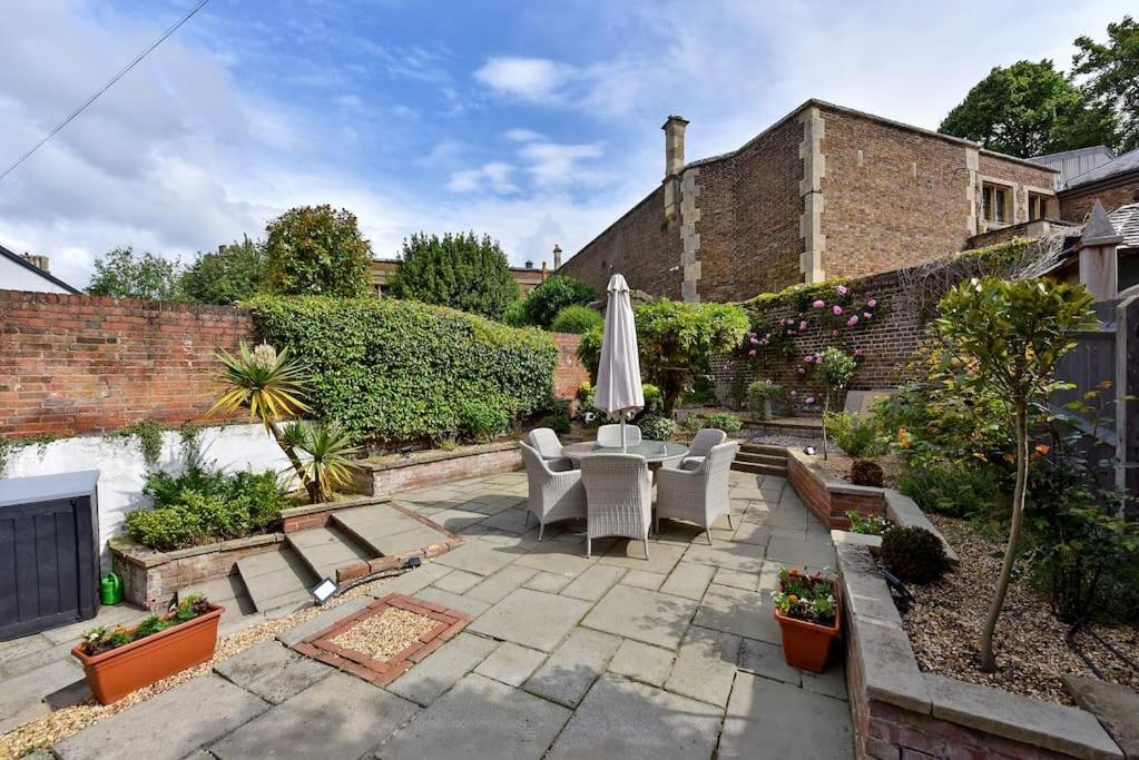 Holiday home Chic 3-bed Townhouse,2 Mins To Windsor's Long Walk Windsor