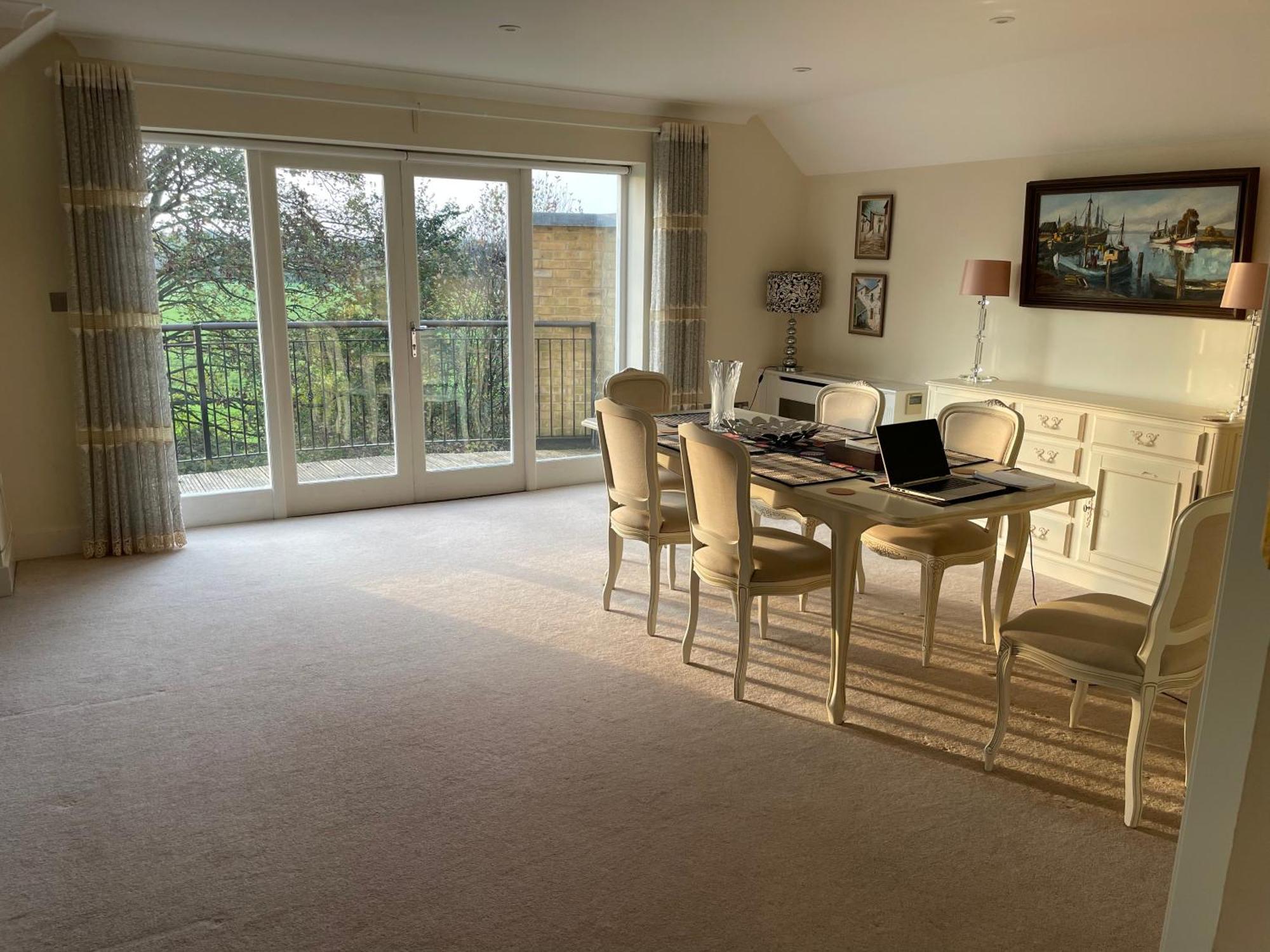 Floor En-suite Double Bedrooms With Great View Of Castle & Free Parking Homestay