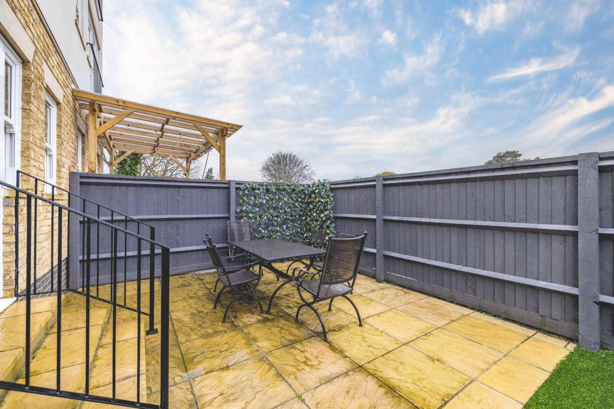 Apartment Modern 2 Bed Oasis - Private Parking & Garden