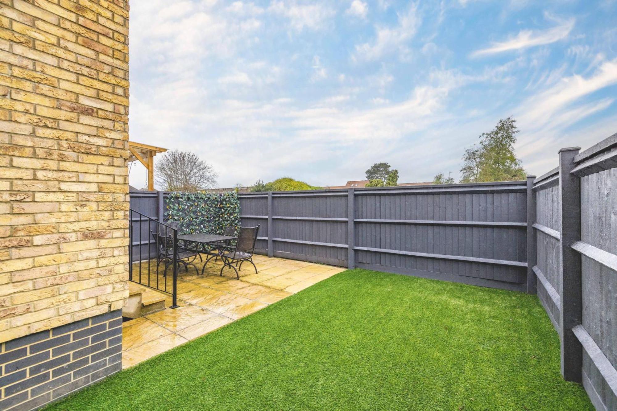 Modern 2 Bed Oasis - Private Parking & Garden