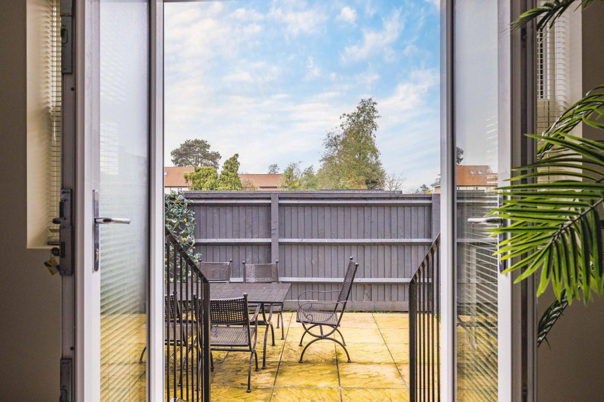 Apartment Modern 2 Bed Oasis - Private Parking & Garden