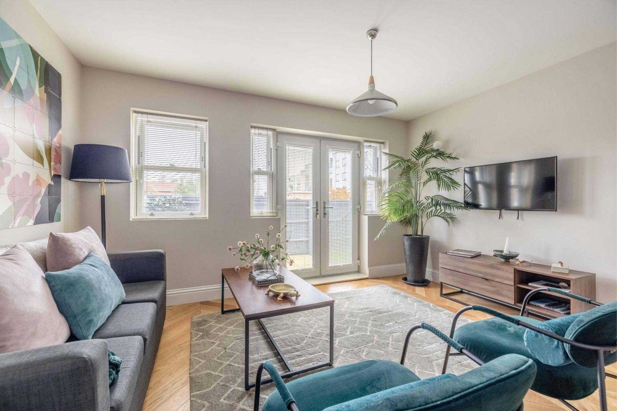 Modern 2 Bed Oasis - Private Parking & Garden Apartment