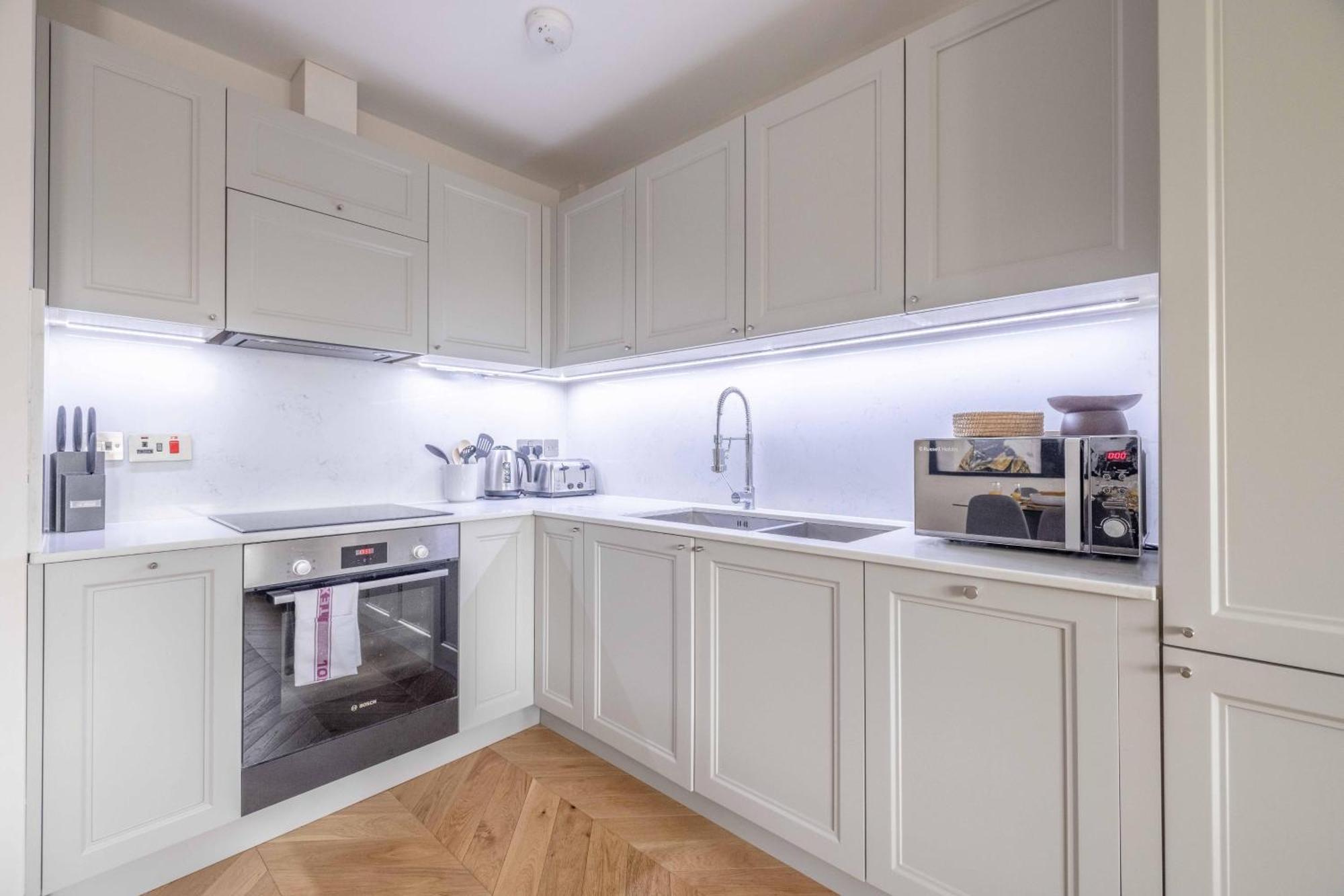 Apartment Modern 2 Bed Oasis - Private Parking & Garden
