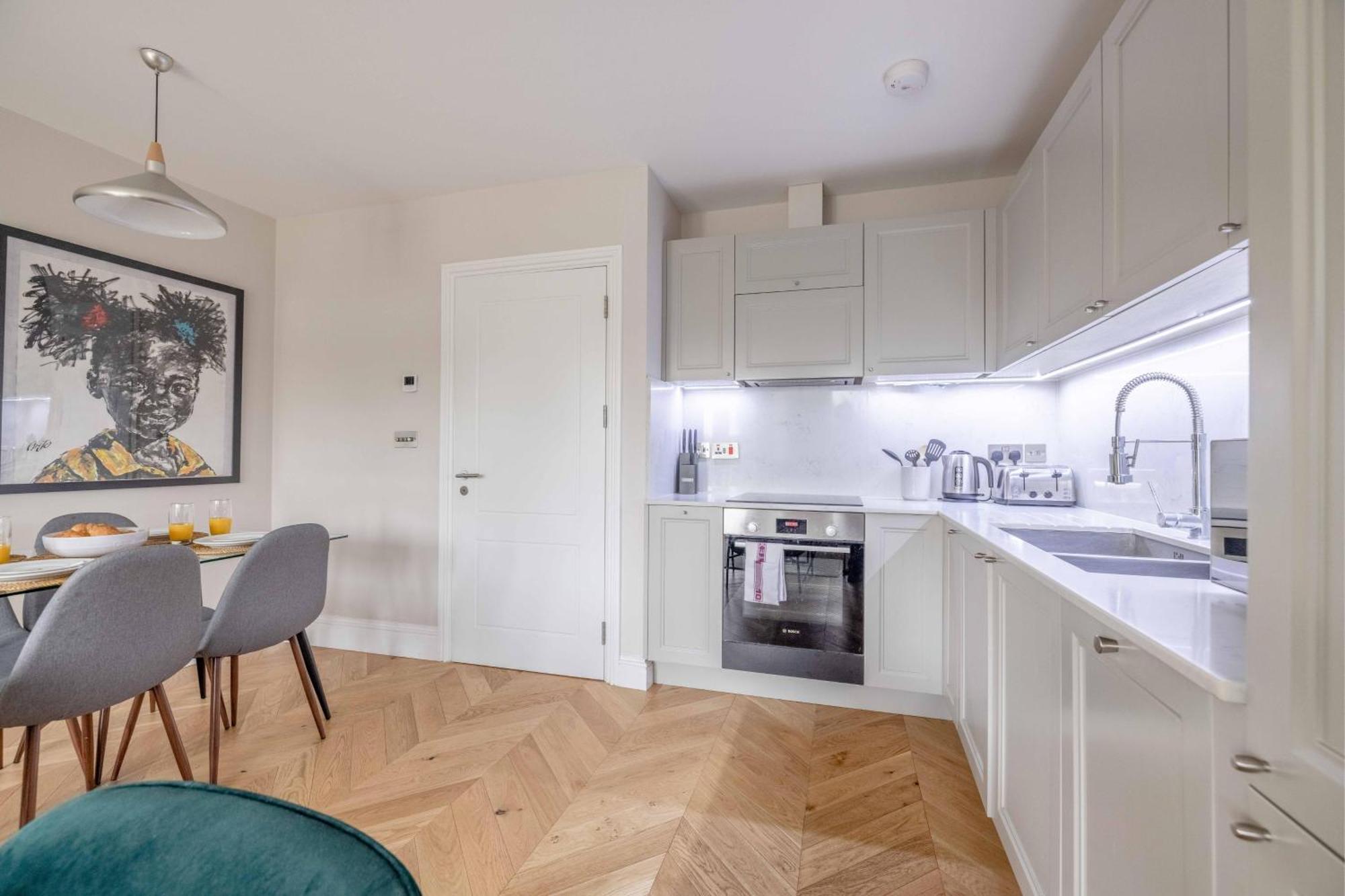 Apartment Modern 2 Bed Oasis - Private Parking & Garden