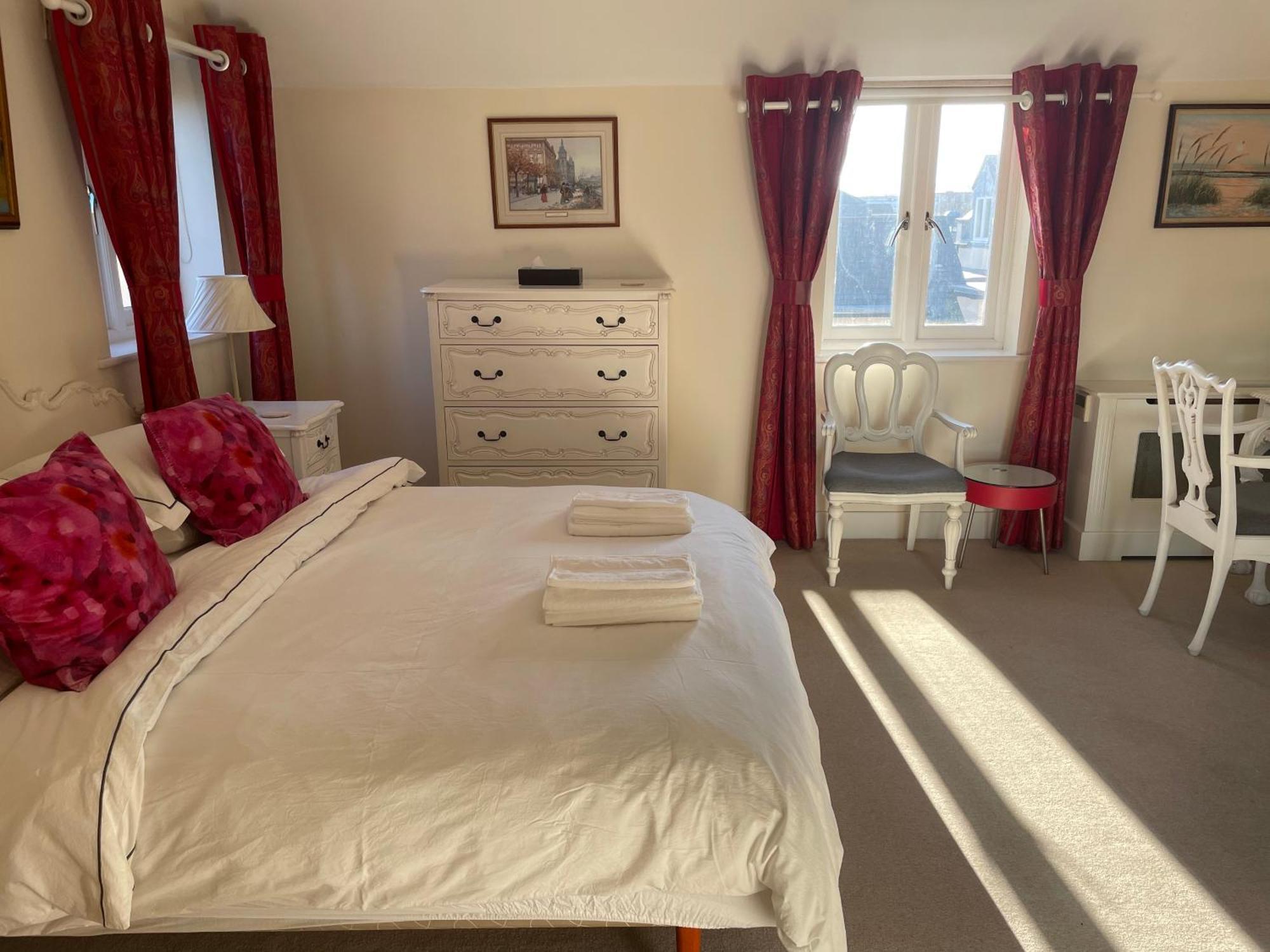 Floor En-suite Double Bedrooms With Great View Of Castle & Free Parking Windsor
