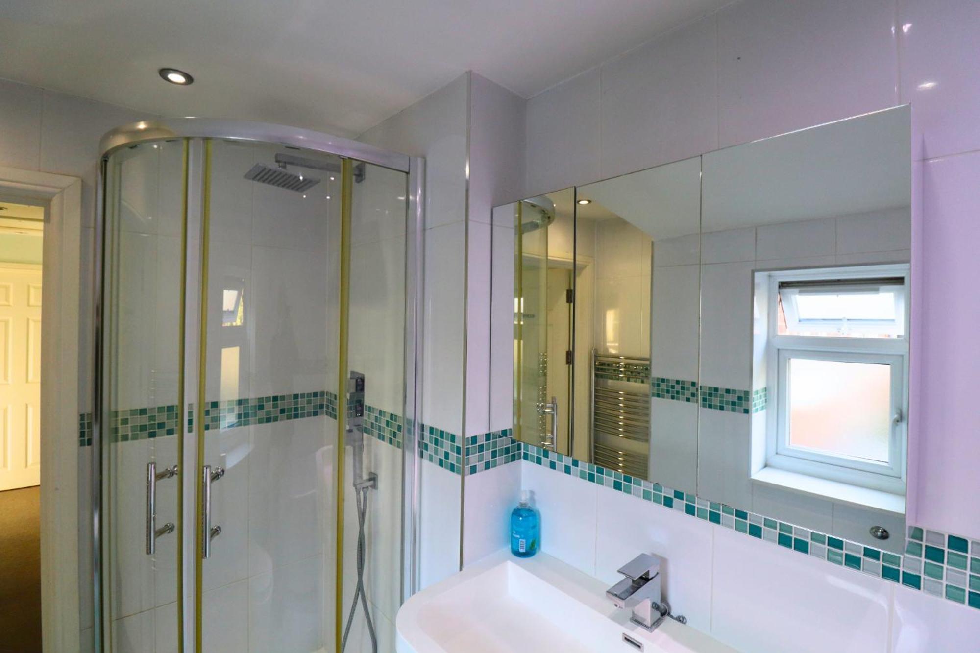 Spacious 4-bedroom House In Winkfield Windsor