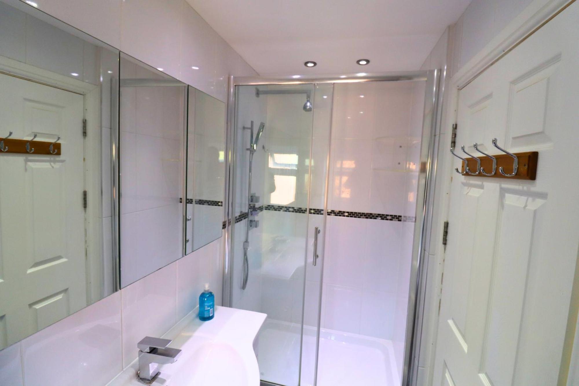Spacious 4-bedroom House In Winkfield Holiday home