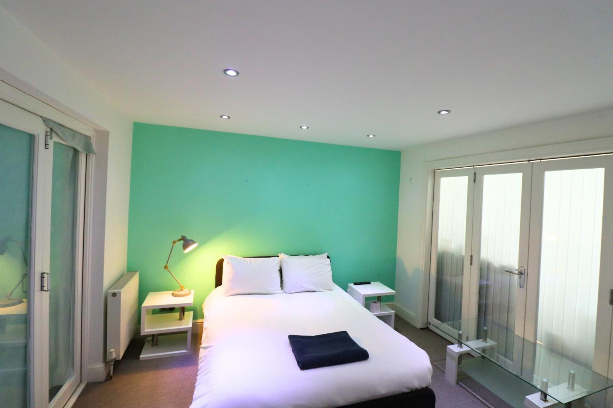 Spacious 4-bedroom House In Winkfield Holiday home Windsor