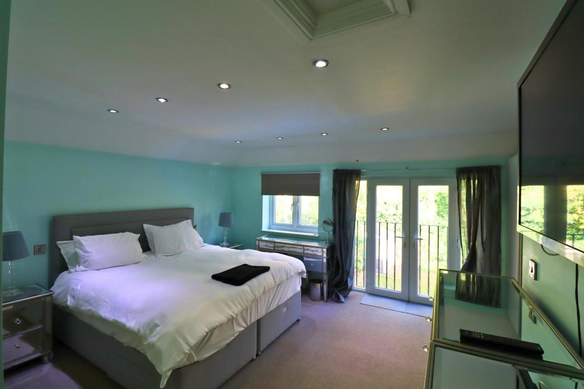 Spacious 4-bedroom House In Winkfield Holiday home *