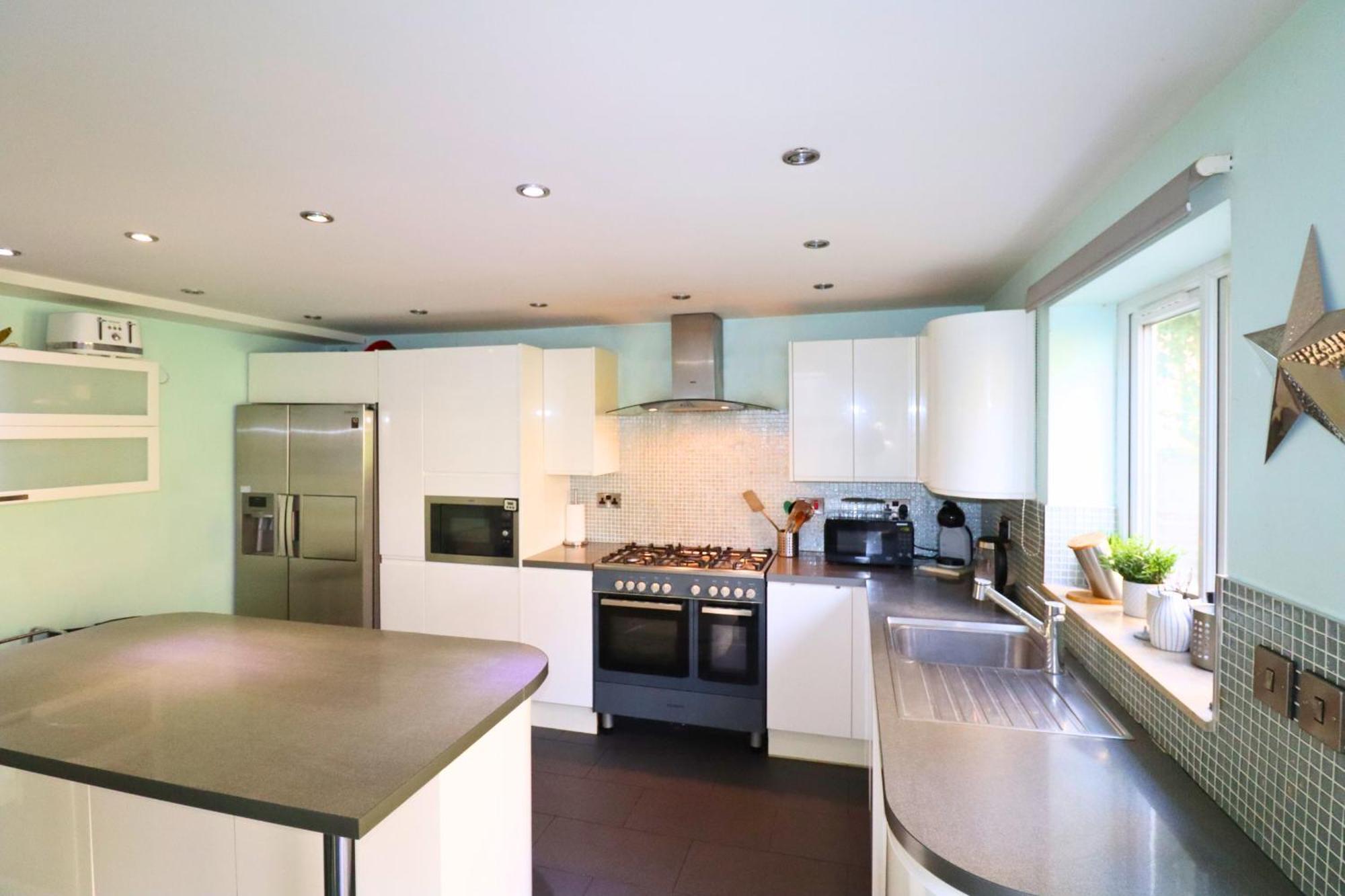 Spacious 4-bedroom House In Winkfield Holiday home *