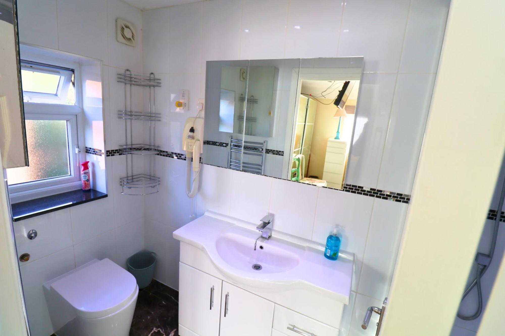 Spacious 4-bedroom House In Winkfield Holiday home Windsor