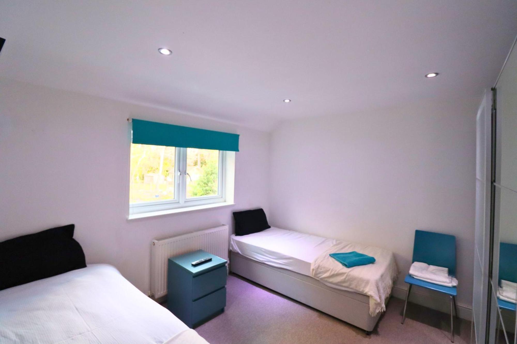 Holiday home Spacious 4-bedroom House In Winkfield *