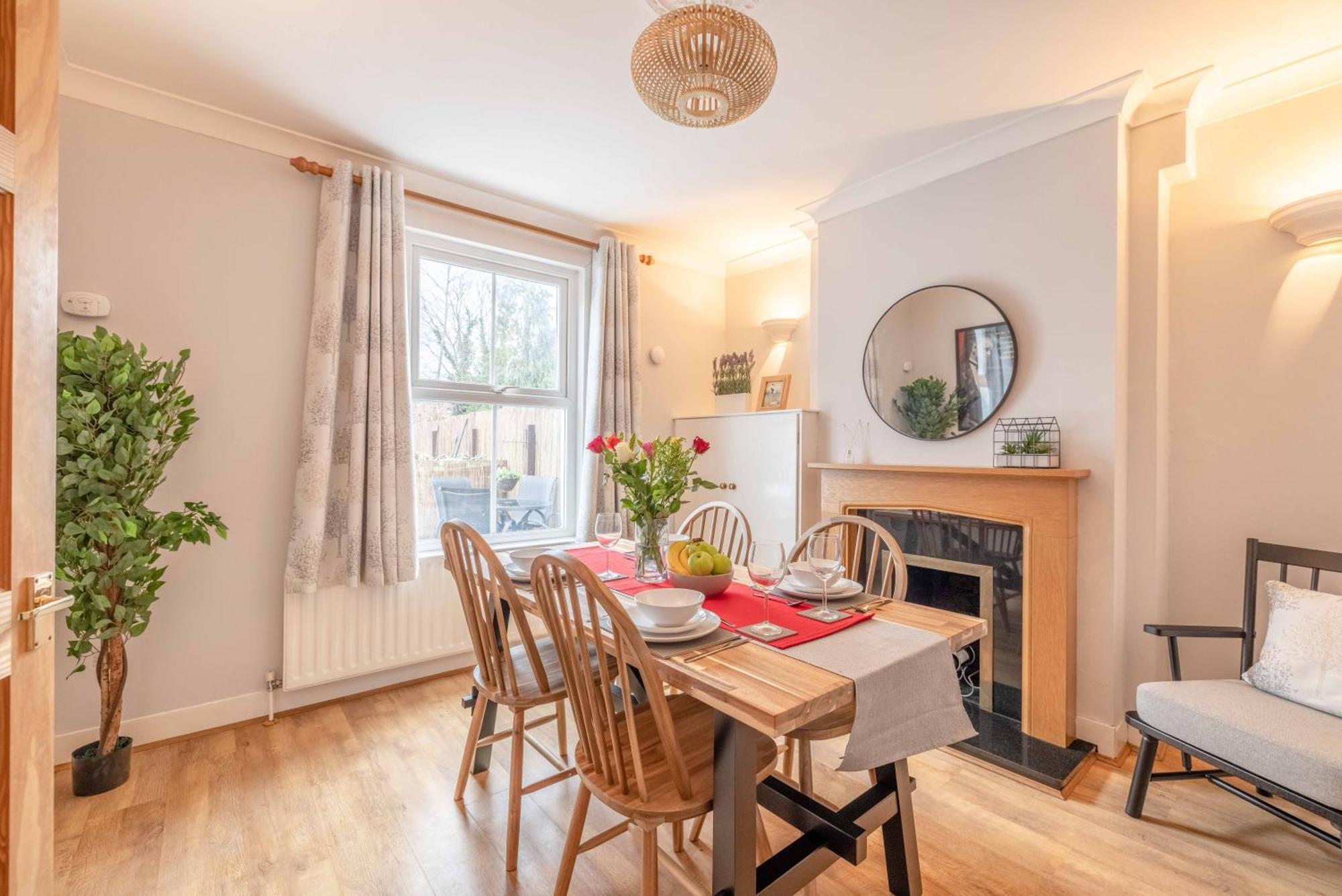 Holiday home 2br Character Minutes From Windsor, Private Garden *
