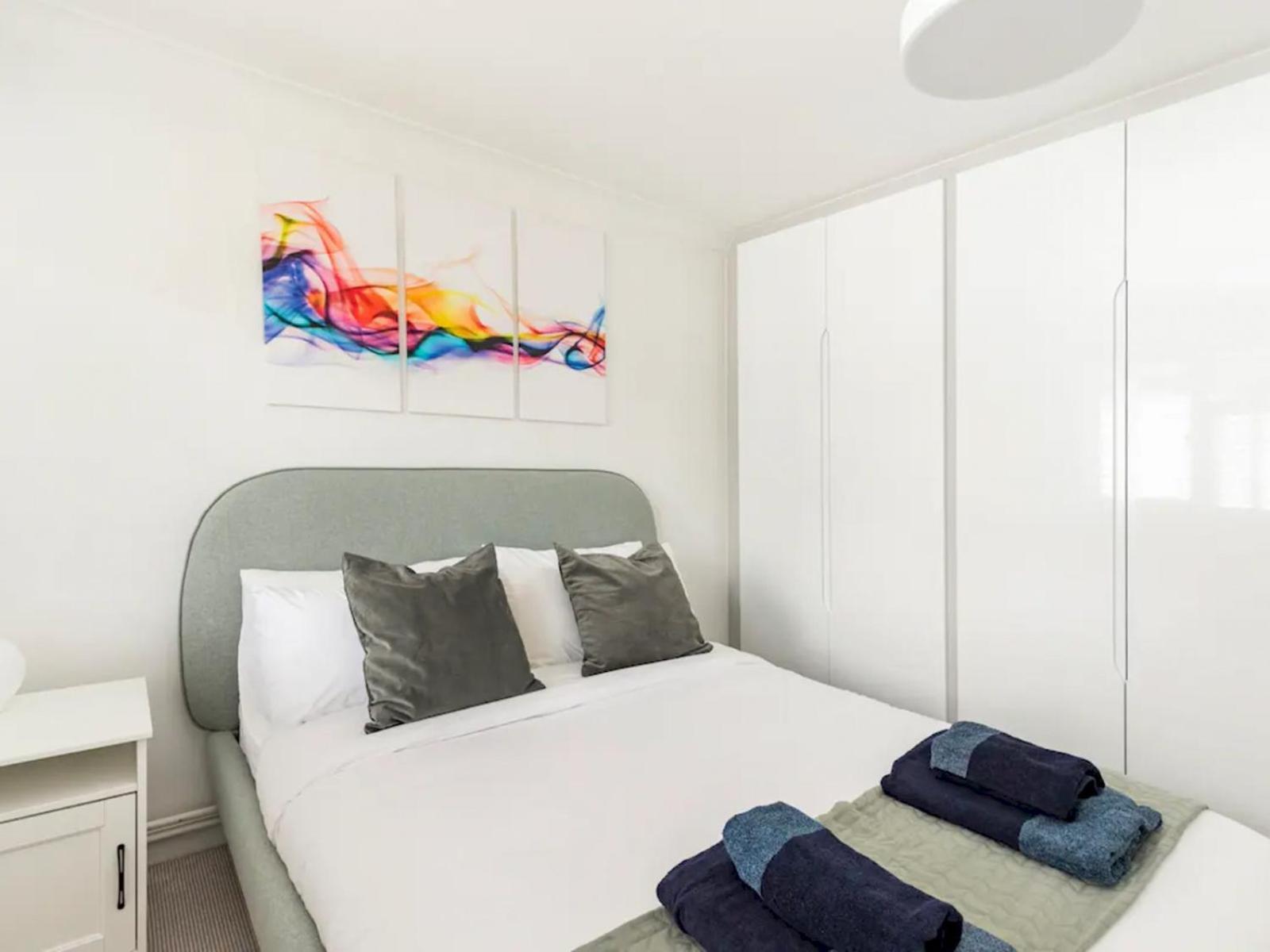 Pass The Keys Bright And Spacious Apartment-unbeatable Location!