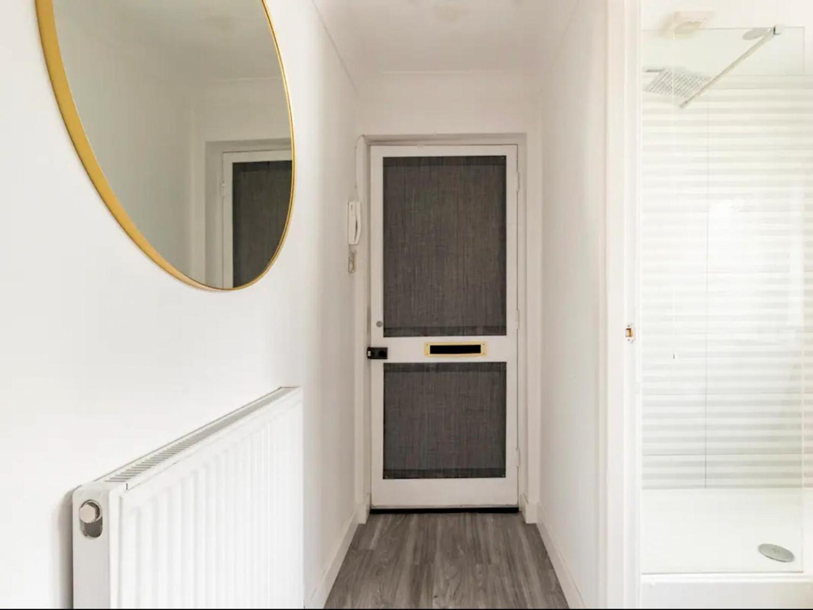 Apartment Pass The Keys Bright And Spacious Apartment-unbeatable Location! *