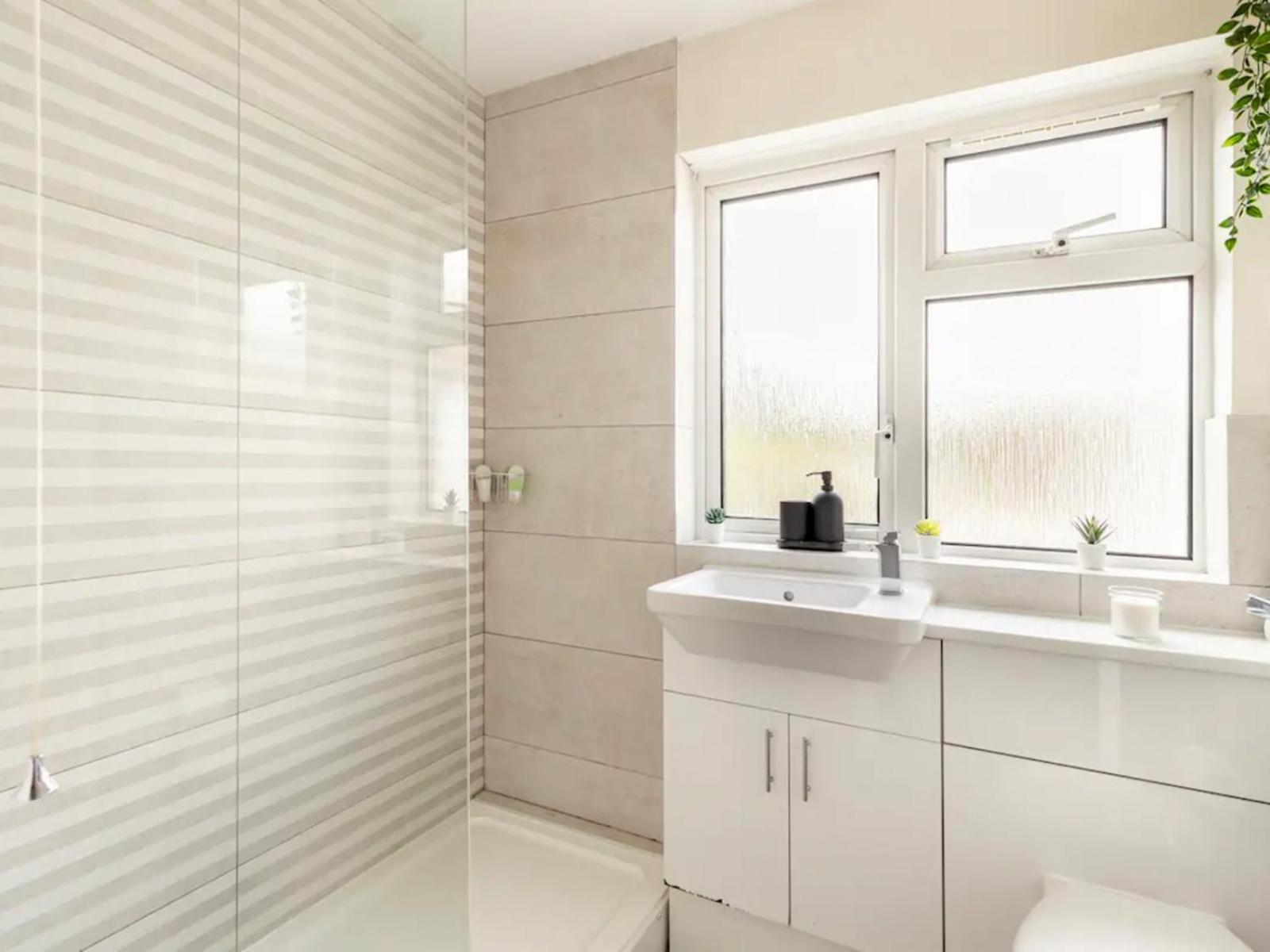 Pass The Keys Bright And Spacious Apartment-unbeatable Location! Apartment Windsor