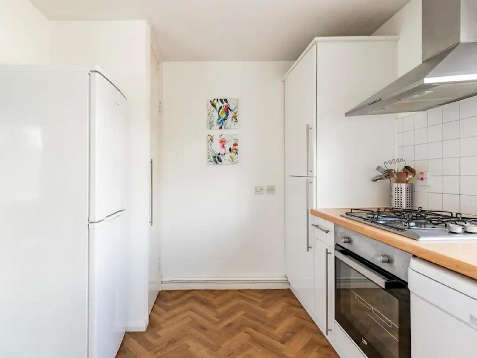 Apartment Pass The Keys Bright And Spacious Apartment-unbeatable Location! Windsor