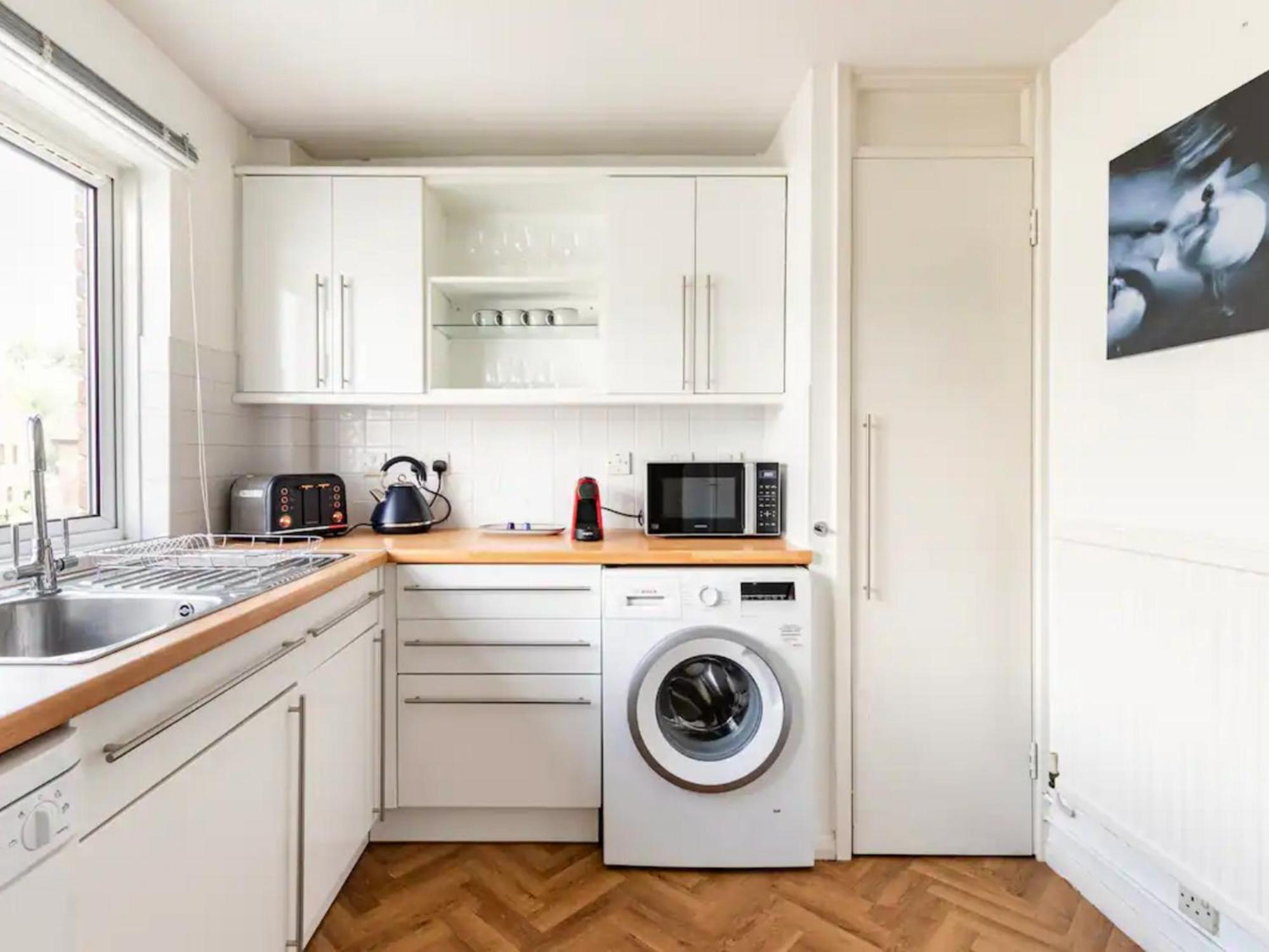 Pass The Keys Bright And Spacious Apartment-unbeatable Location! * Windsor