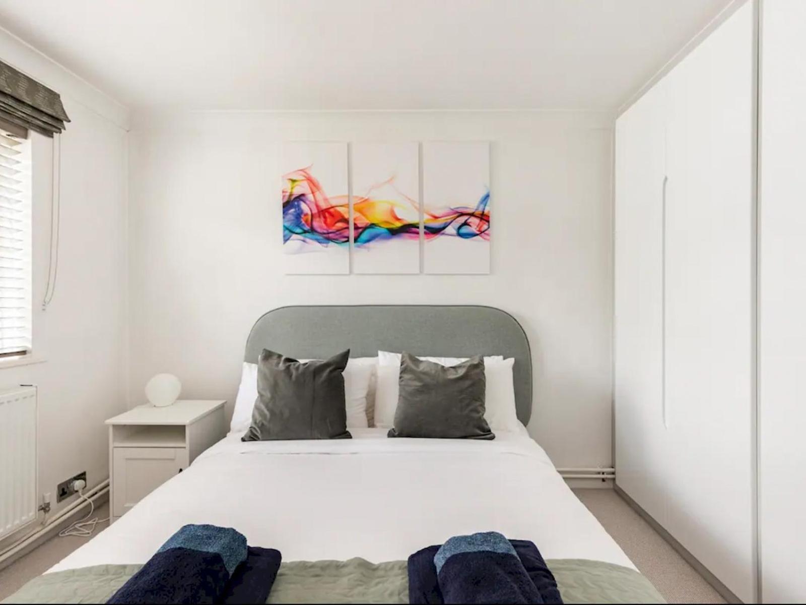 Apartment Pass The Keys Bright And Spacious Apartment-unbeatable Location! *