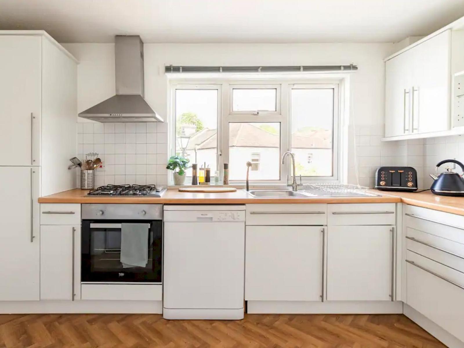 Pass The Keys Bright And Spacious Apartment-unbeatable Location! * Windsor