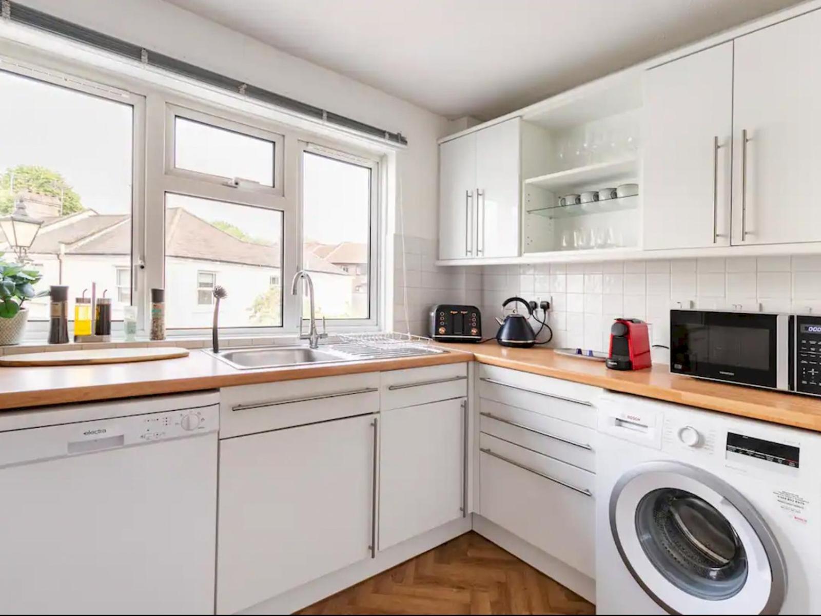Pass The Keys Bright And Spacious Apartment-unbeatable Location! Apartment *