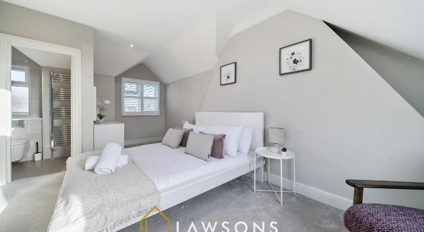 Contemporary Townhouse Living By Lawsons With Secure Parking Holiday home Windsor