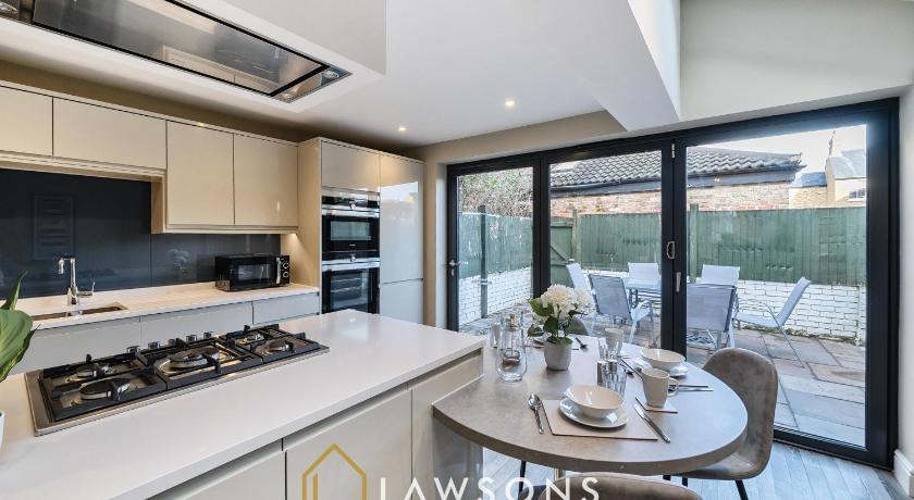 Holiday home Contemporary Townhouse Living By Lawsons With Secure Parking Windsor