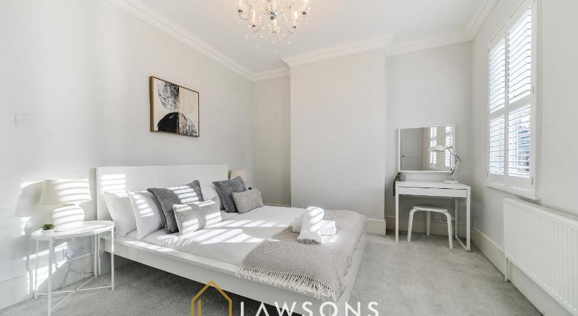 Contemporary Townhouse Living By Lawsons With Secure Parking Holiday home *