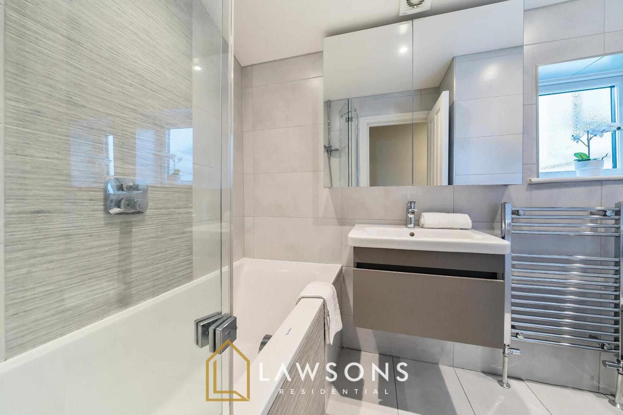 Contemporary Townhouse Living By Lawsons With Secure Parking Holiday home *