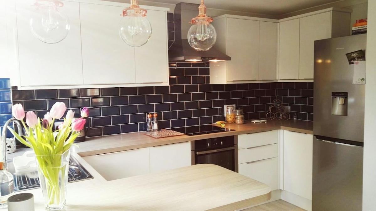 Apartment 2 Bedroom Flat, Walking Distance To Town Centre *