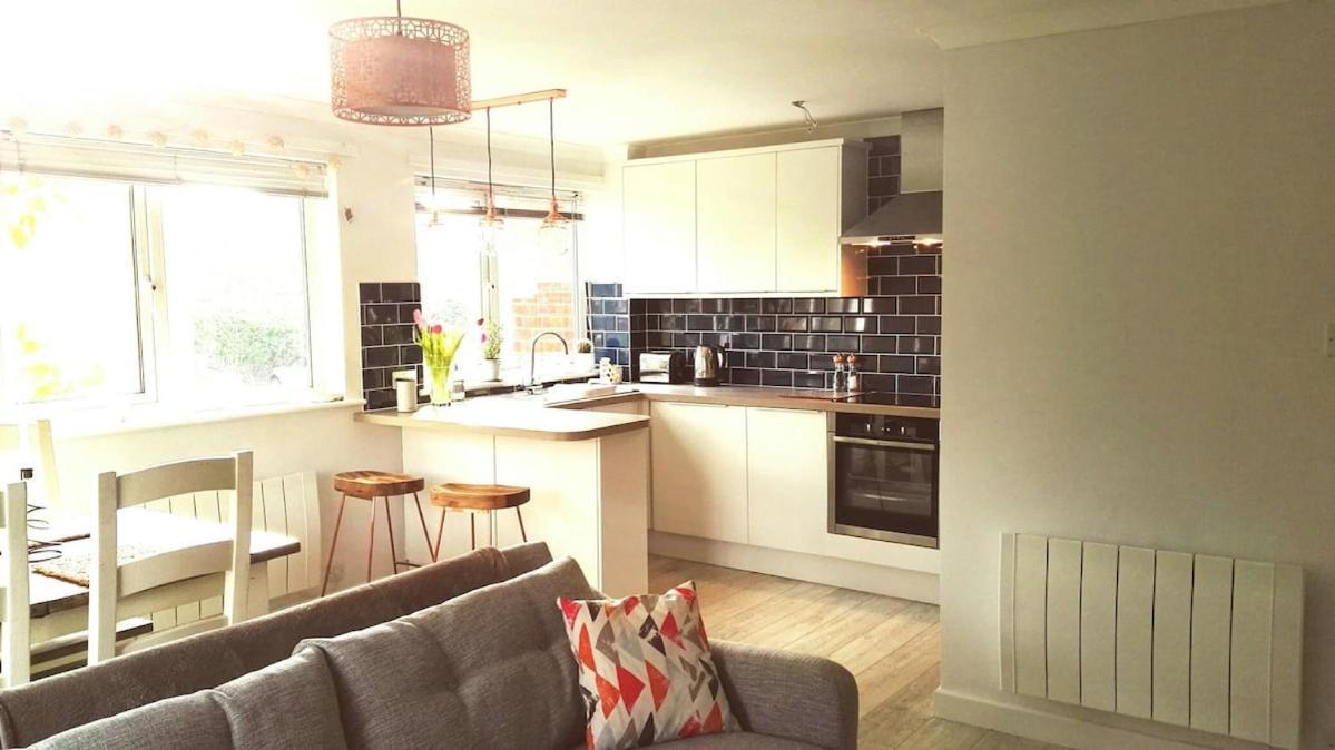 2 Bedroom Flat, Walking Distance To Town Centre Apartment