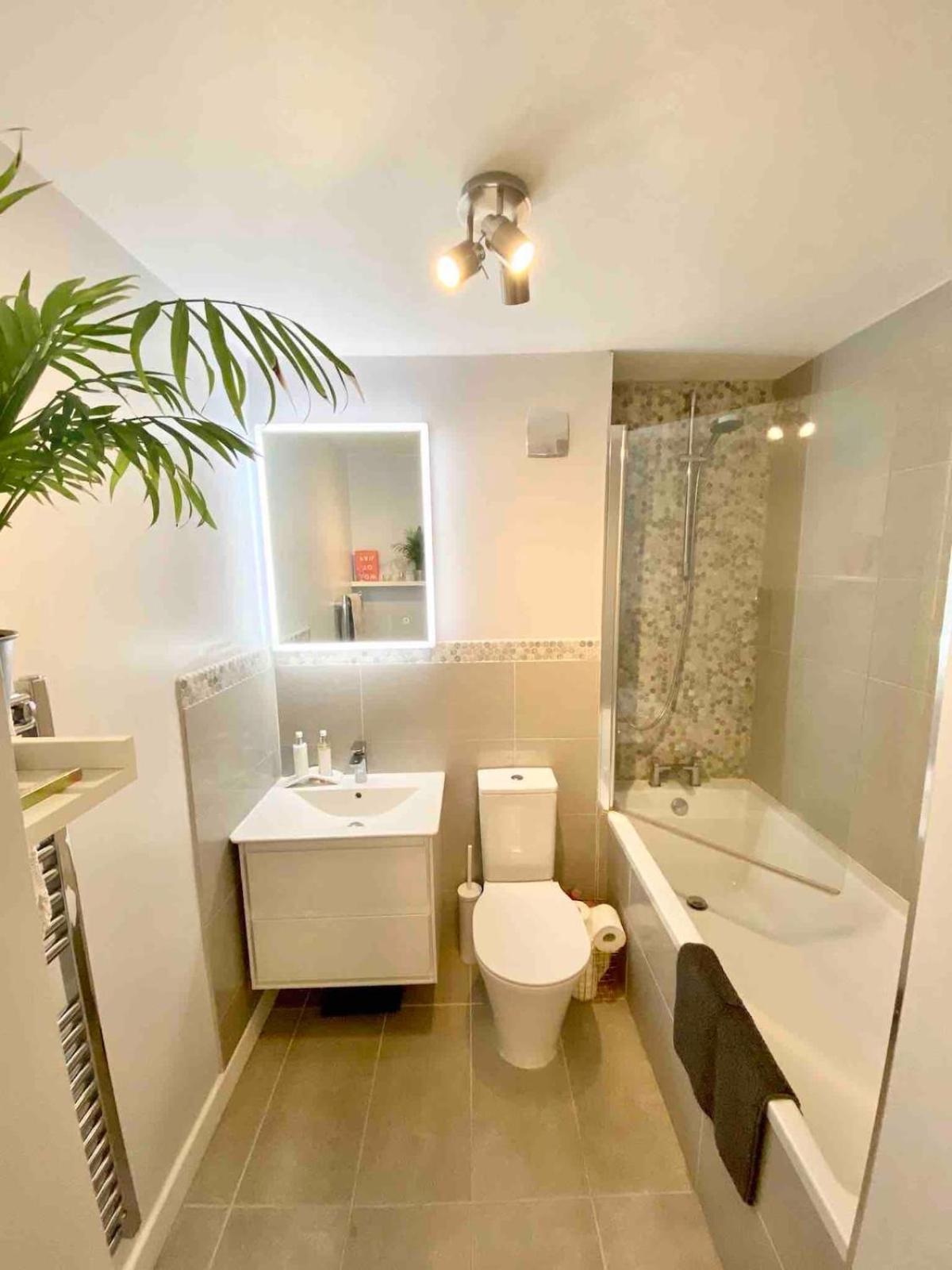 2 Bedroom Flat, Walking Distance To Town Centre Apartment Windsor