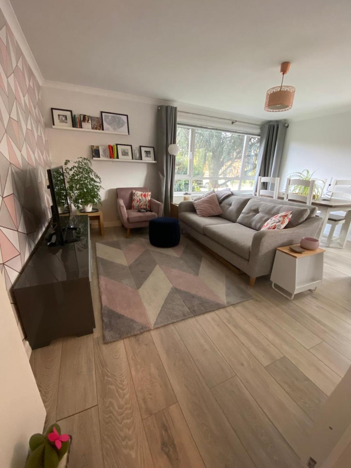 Apartment 2 Bedroom Flat, Walking Distance To Town Centre