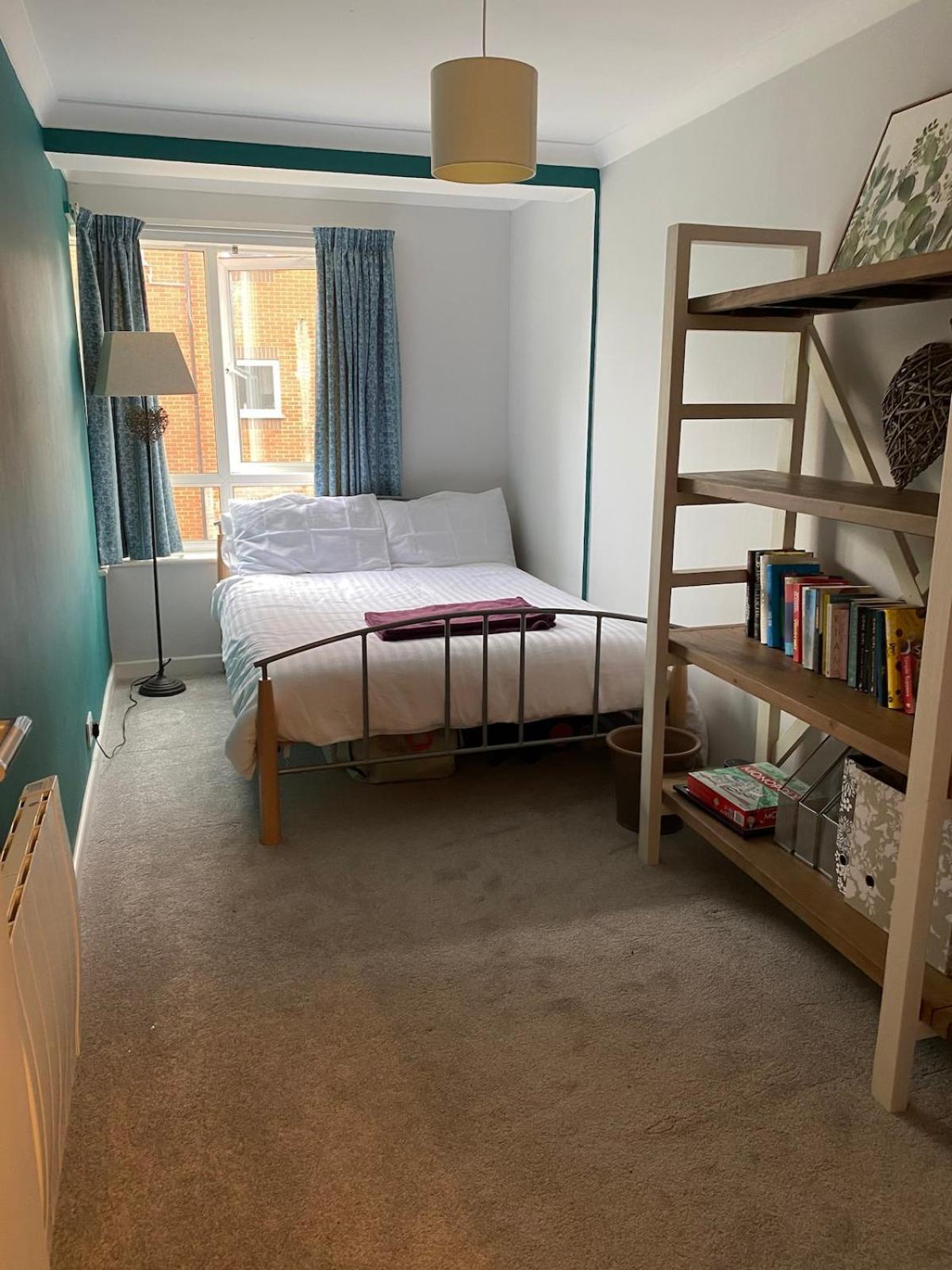 Apartment 2 Bedroom Flat, Walking Distance To Town Centre