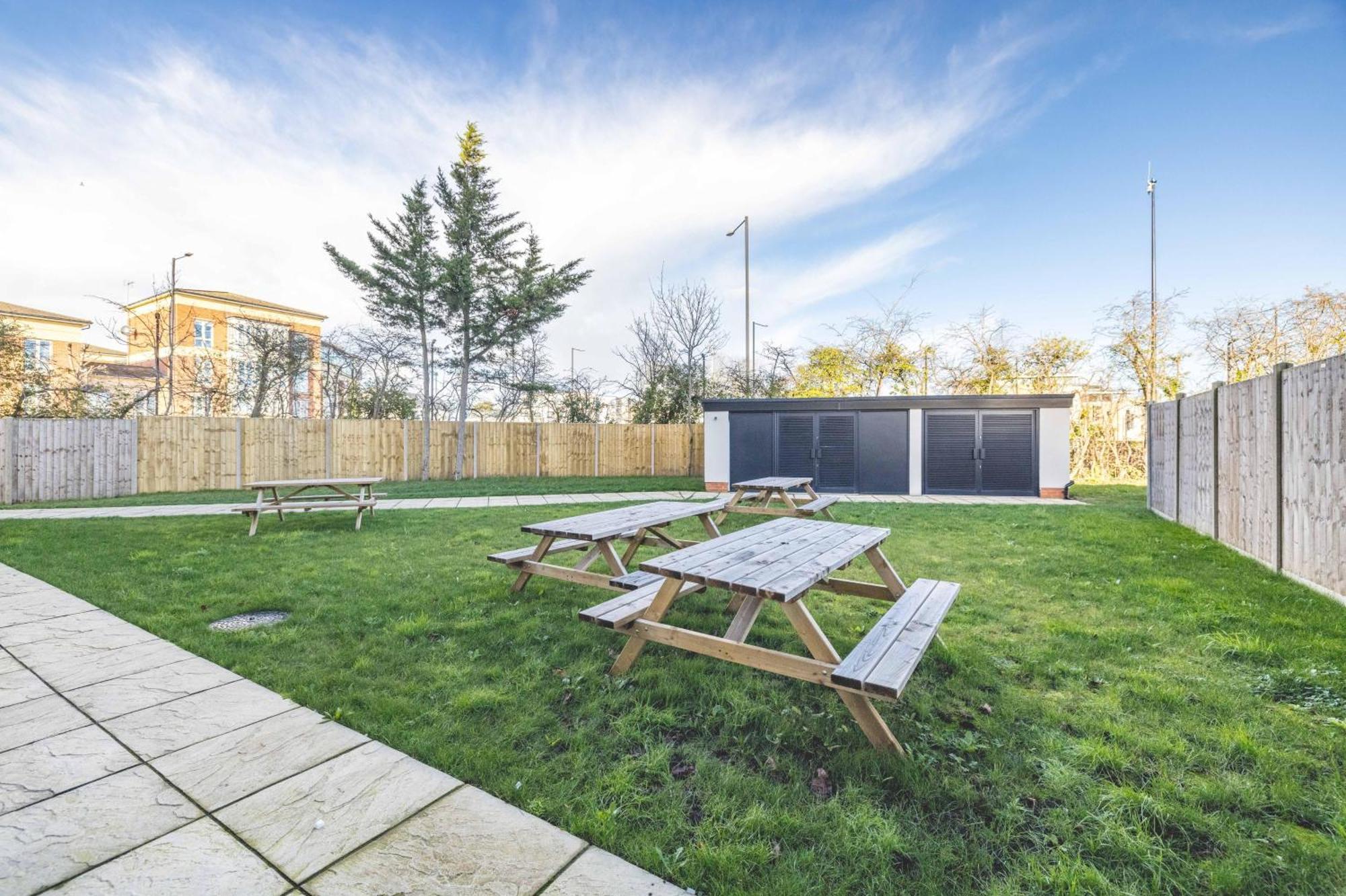 Apartment Garden Flat - 2 Bed 2 Bath - Allocated Parking *