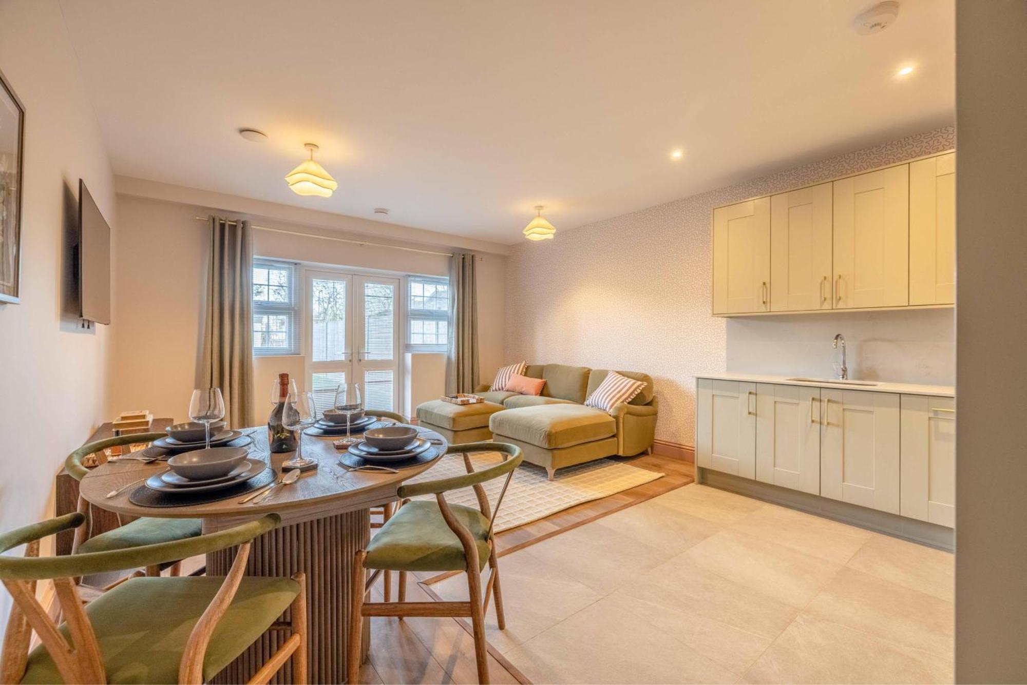 Garden Flat - 2 Bed 2 Bath - Allocated Parking Apartment