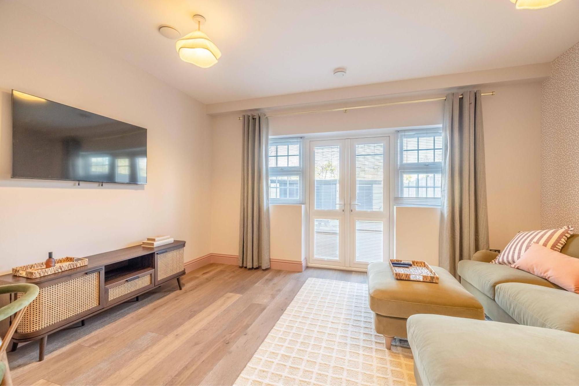 Garden Flat - 2 Bed 2 Bath - Allocated Parking Apartment *