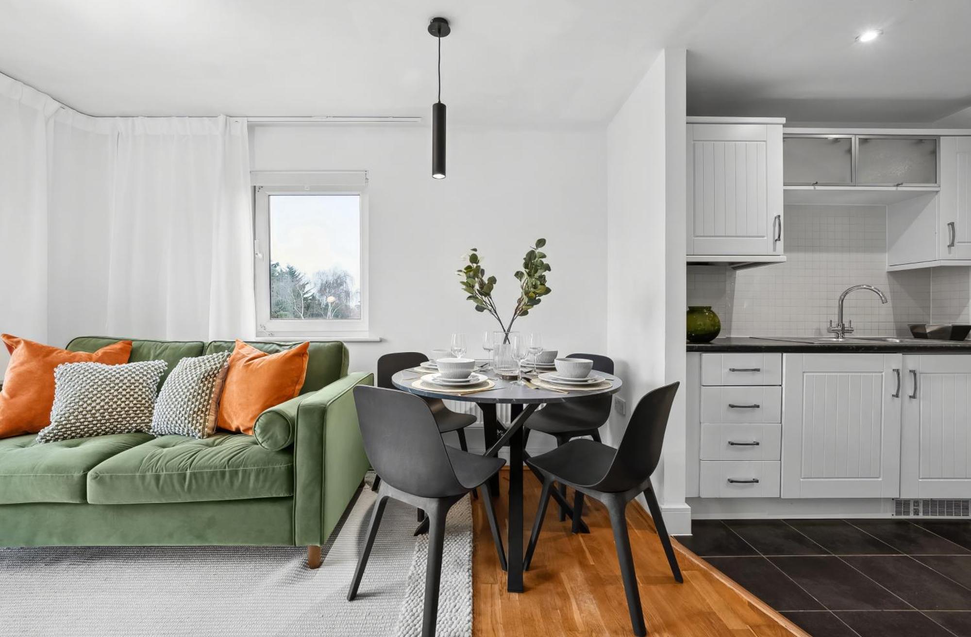 Apartment Caya Living New Luxe 2br In Berkshire - Legoland - Castle - Heathrow Sleeps 6 - Private Gated Parking *