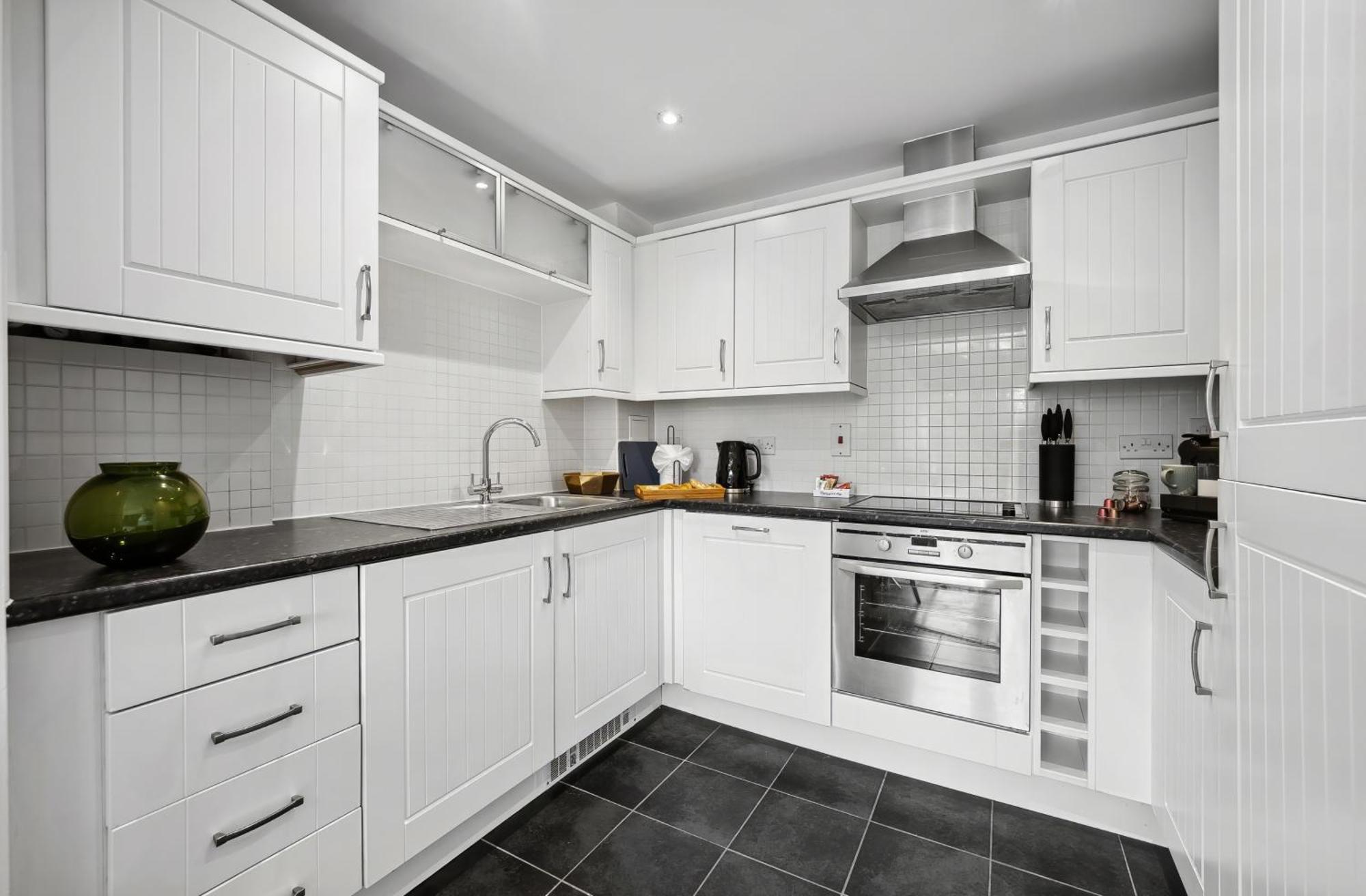 Caya Living New Luxe 2br In Berkshire - Legoland - Castle - Heathrow Sleeps 6 - Private Gated Parking Apartment *