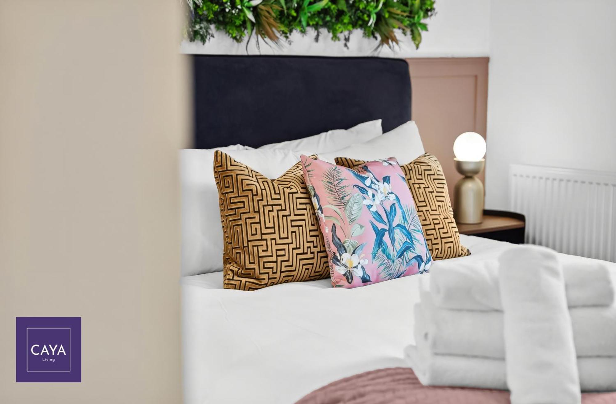 Caya Living New Luxe 2br In Berkshire - Legoland - Castle - Heathrow Sleeps 6 - Private Gated Parking Apartment