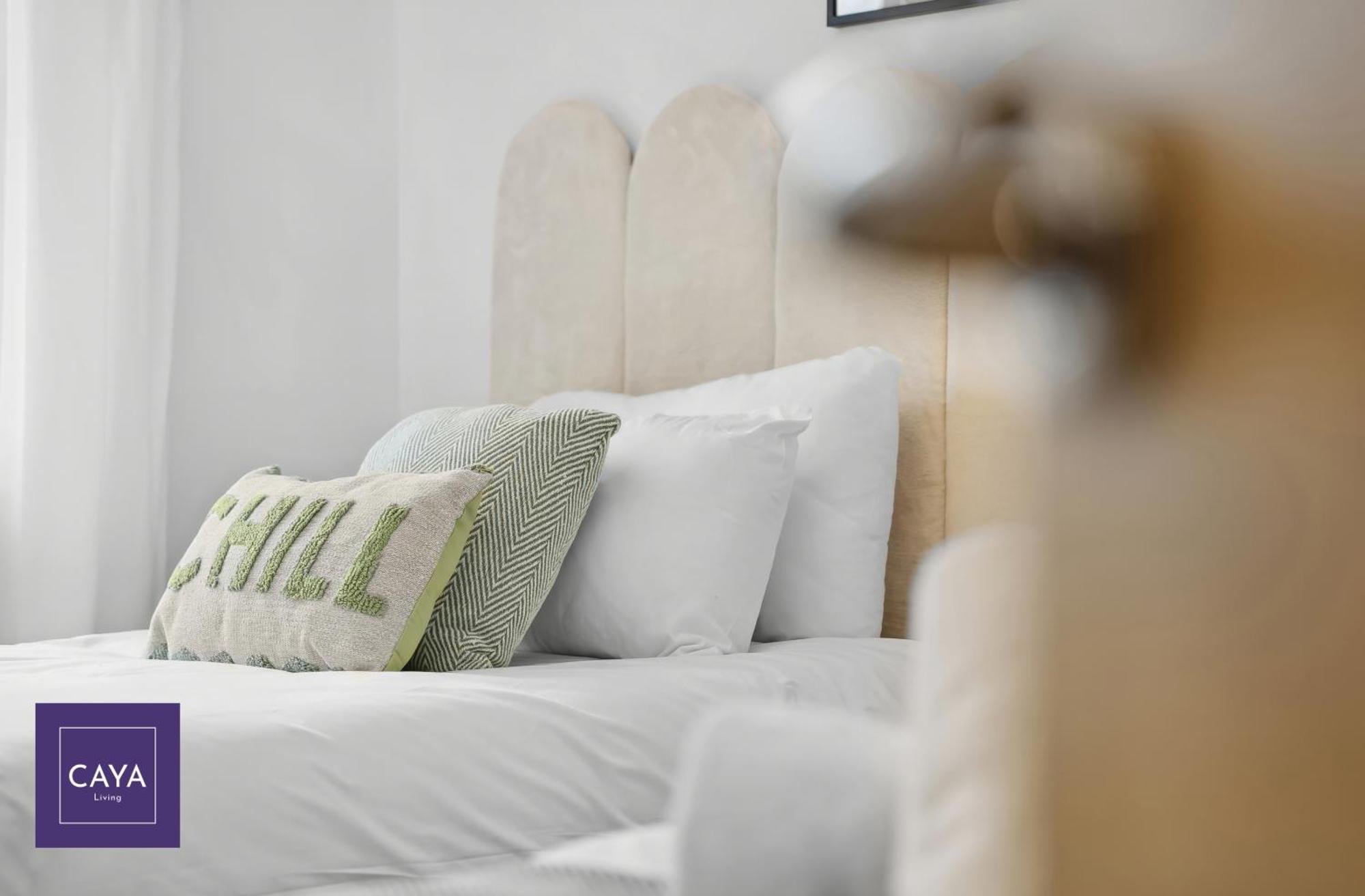 Caya Living New Luxe 2br In Berkshire - Legoland - Castle - Heathrow Sleeps 6 - Private Gated Parking * Windsor