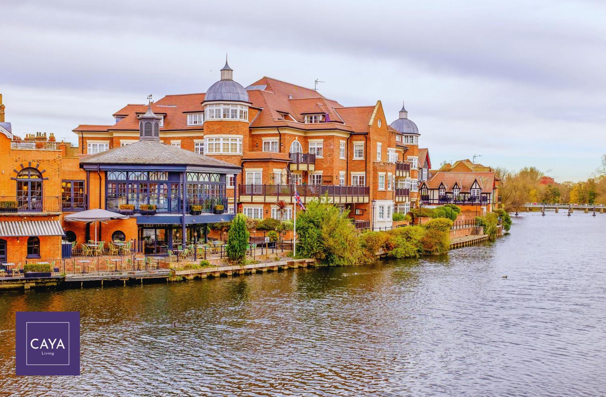 Caya Living New Luxe 2br In Berkshire - Legoland - Castle - Heathrow Sleeps 6 - Private Gated Parking Apartment