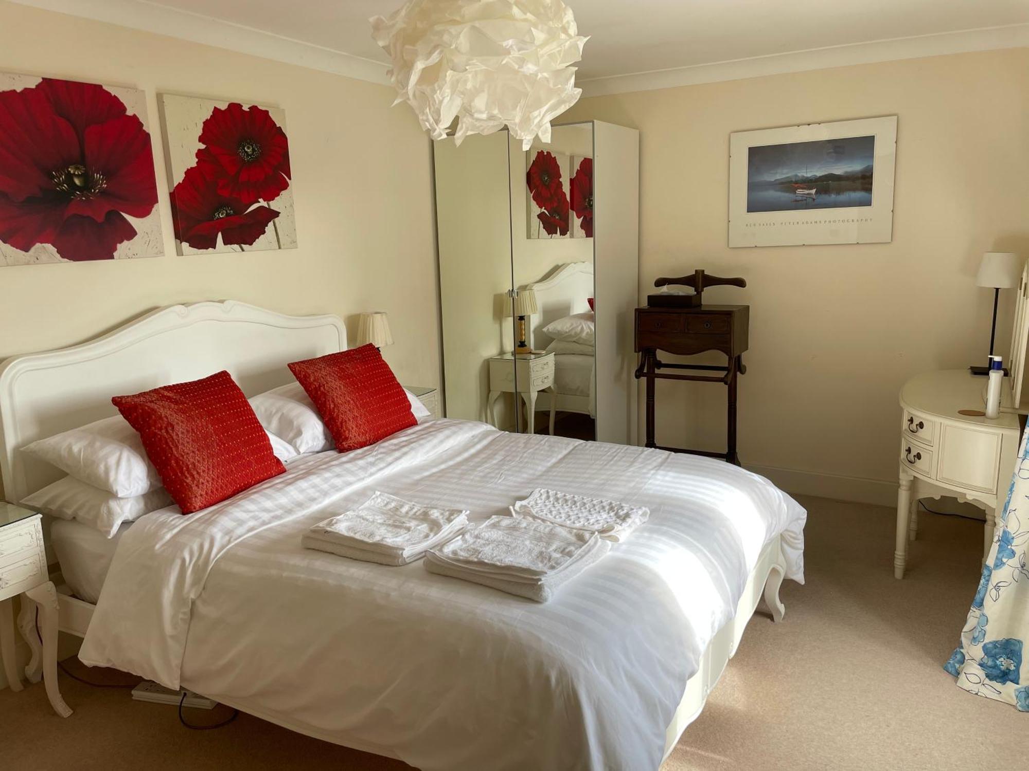 Floor En-suite Double Bedrooms With Great View Of Castle & Free Parking Homestay